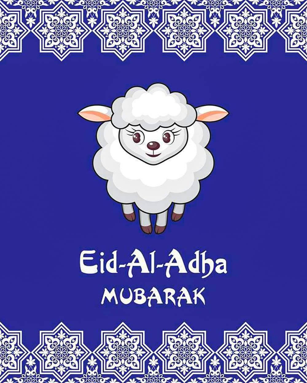 一隻卡通羊，有粉紅色耳朵，在藍色背景上，帶有Eid-Al-Adha Mubarak文字和裝飾邊框。