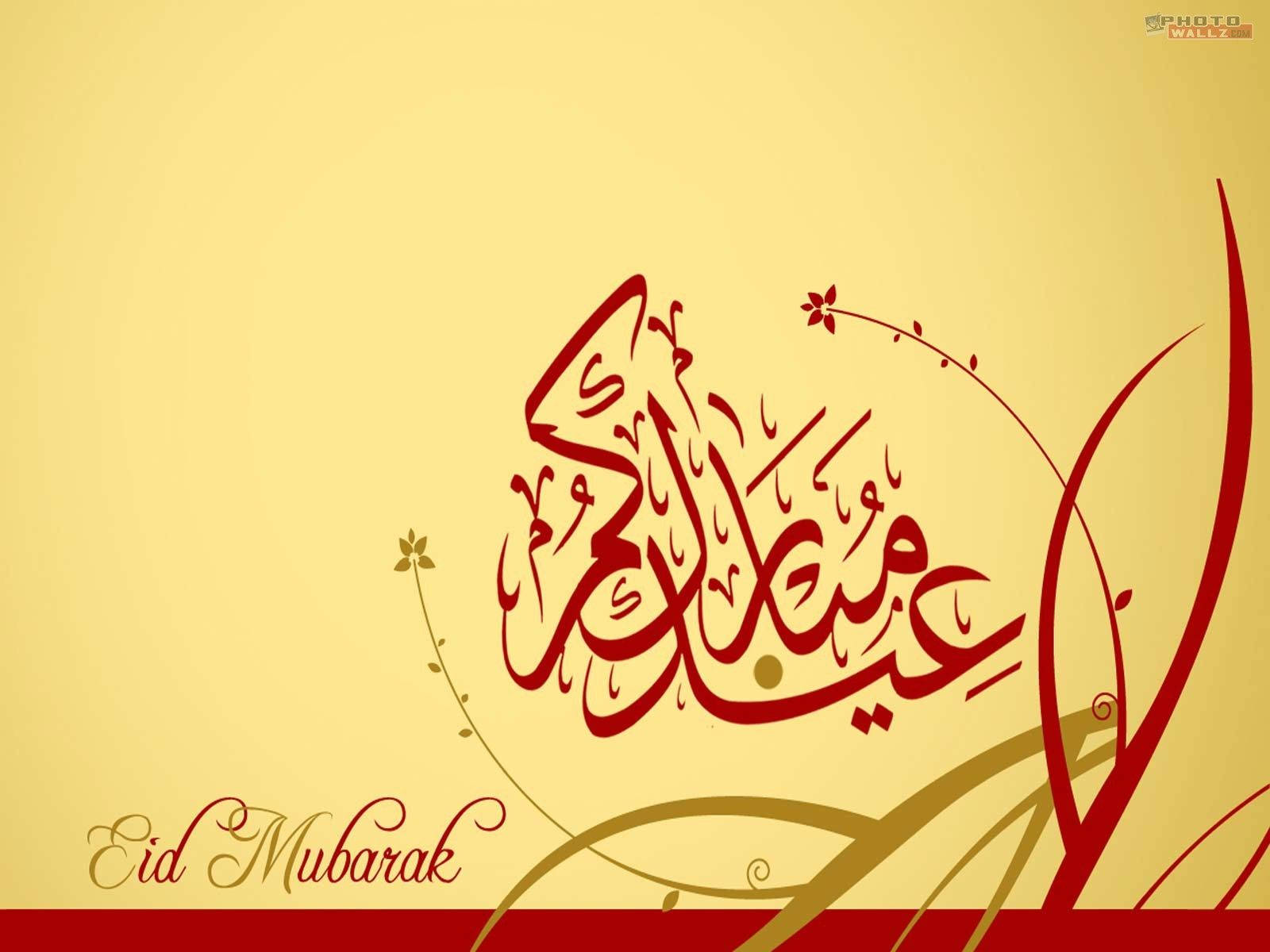 Eid Mubarak 問候，帶有阿拉伯書法和裝飾性漩渦，金色背景。