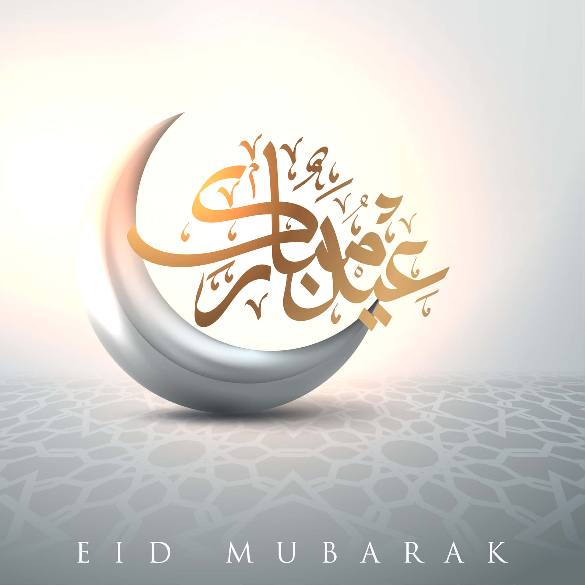 金色Eid Mubarak書法在銀色彎月上，置於幾何圖案之上。