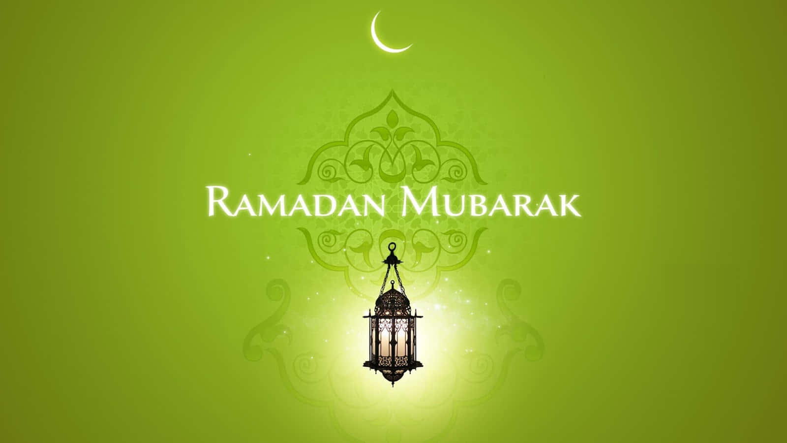 綠色背景上帶有發光燈籠和新月的 Ramadan Mubarak 問候。