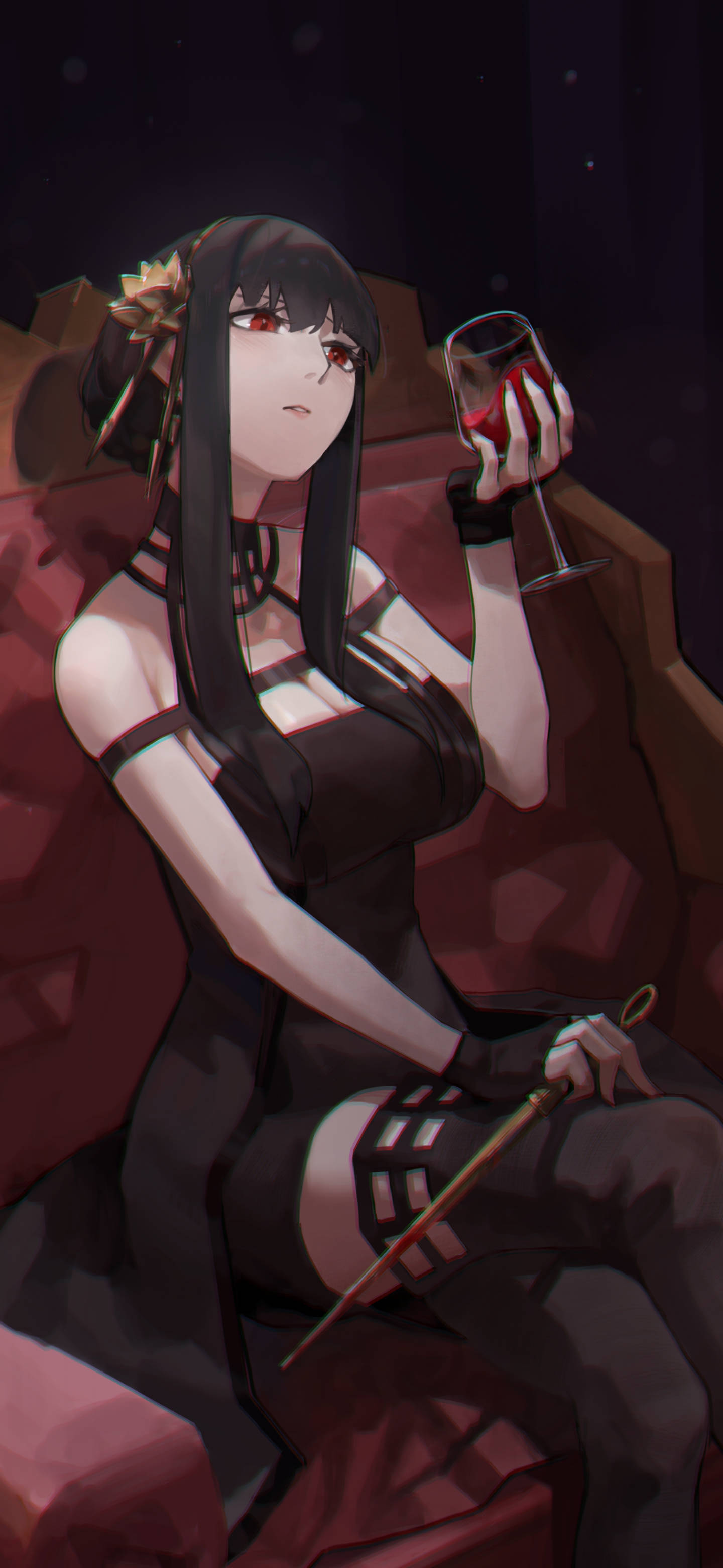 《間諜家家酒》殺手約爾·福杰 iPhone 13 Pro 壁紙 — 一個黑髮動漫女孩穿著黑色衣服，坐在紅色沙發上，在昏暗燈光下拿著一杯紅色液體。
