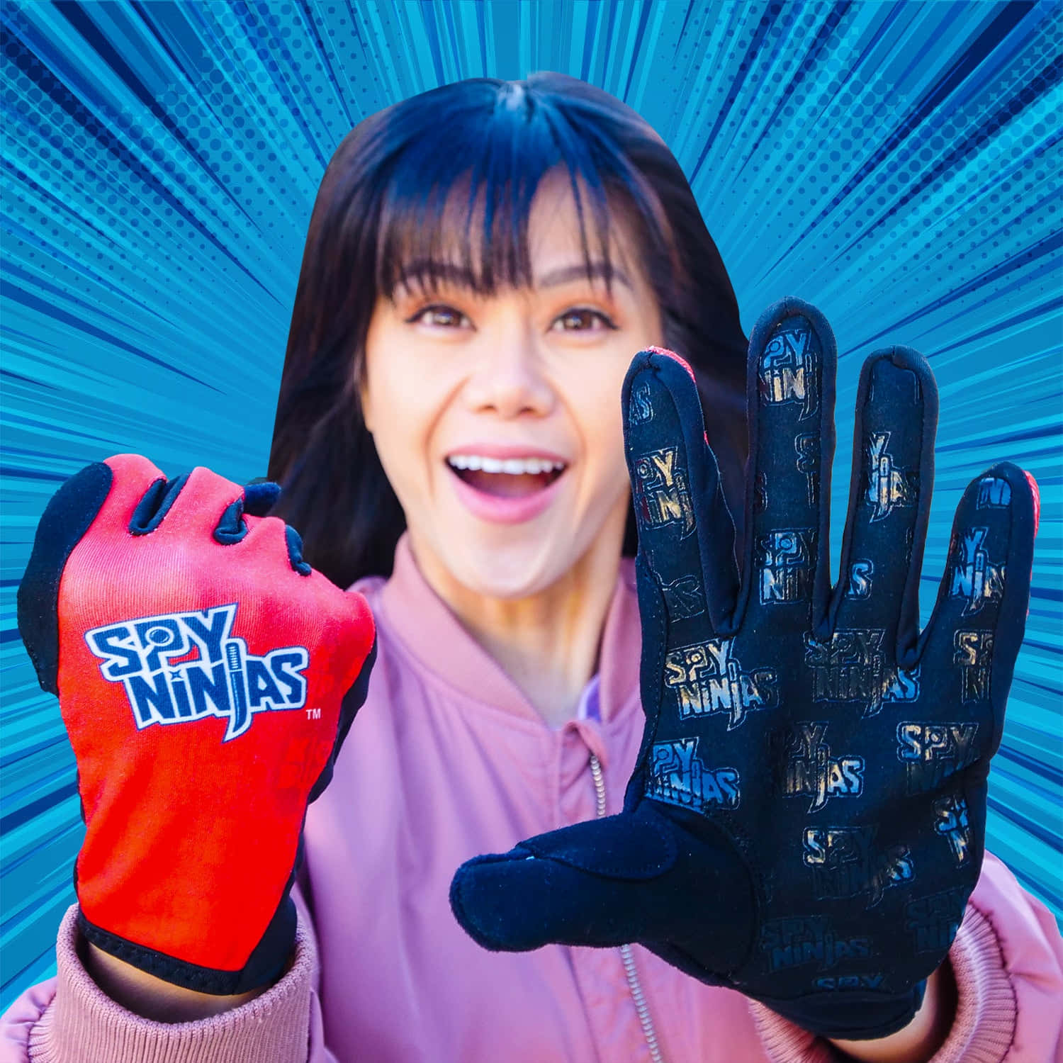 女性在漫畫背景前展示Spy Ninjas手套