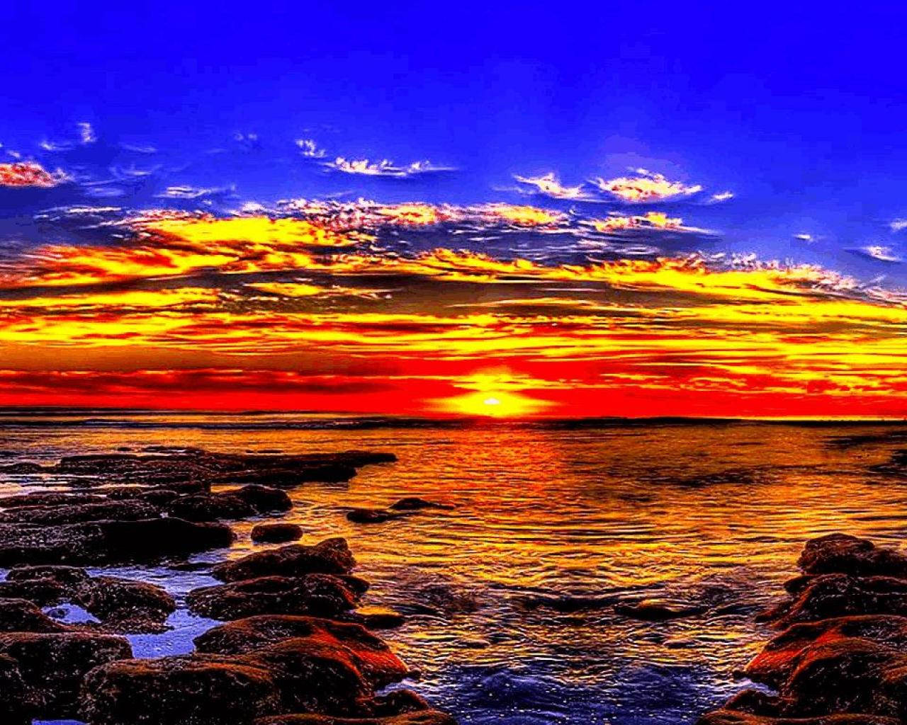 海洋上空的夕陽，黑暗的岩石海岸