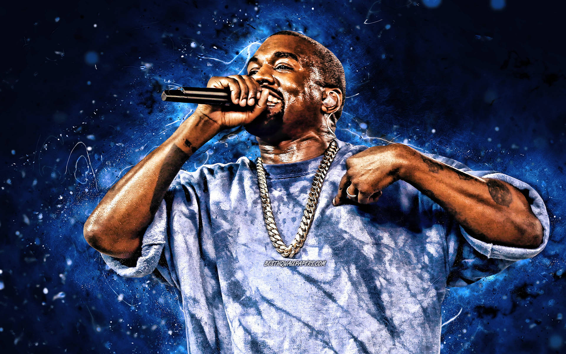 Kanye West 在藍色宇宙背景下，手持咪高峰和鏈條表演說唱。