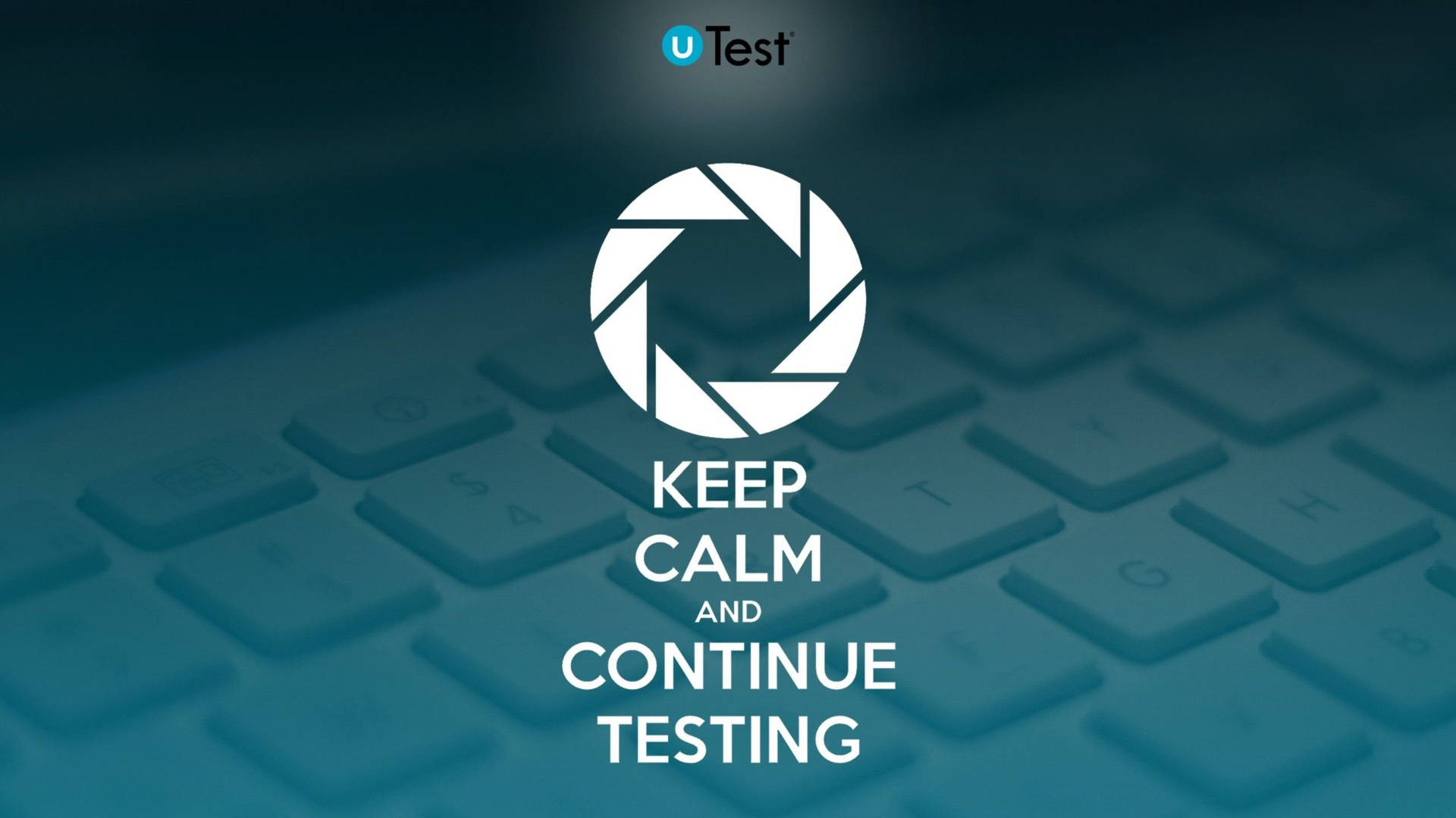 帶有「Keep Calm and Continue Testing」文字和UTest標誌的鍵盤。