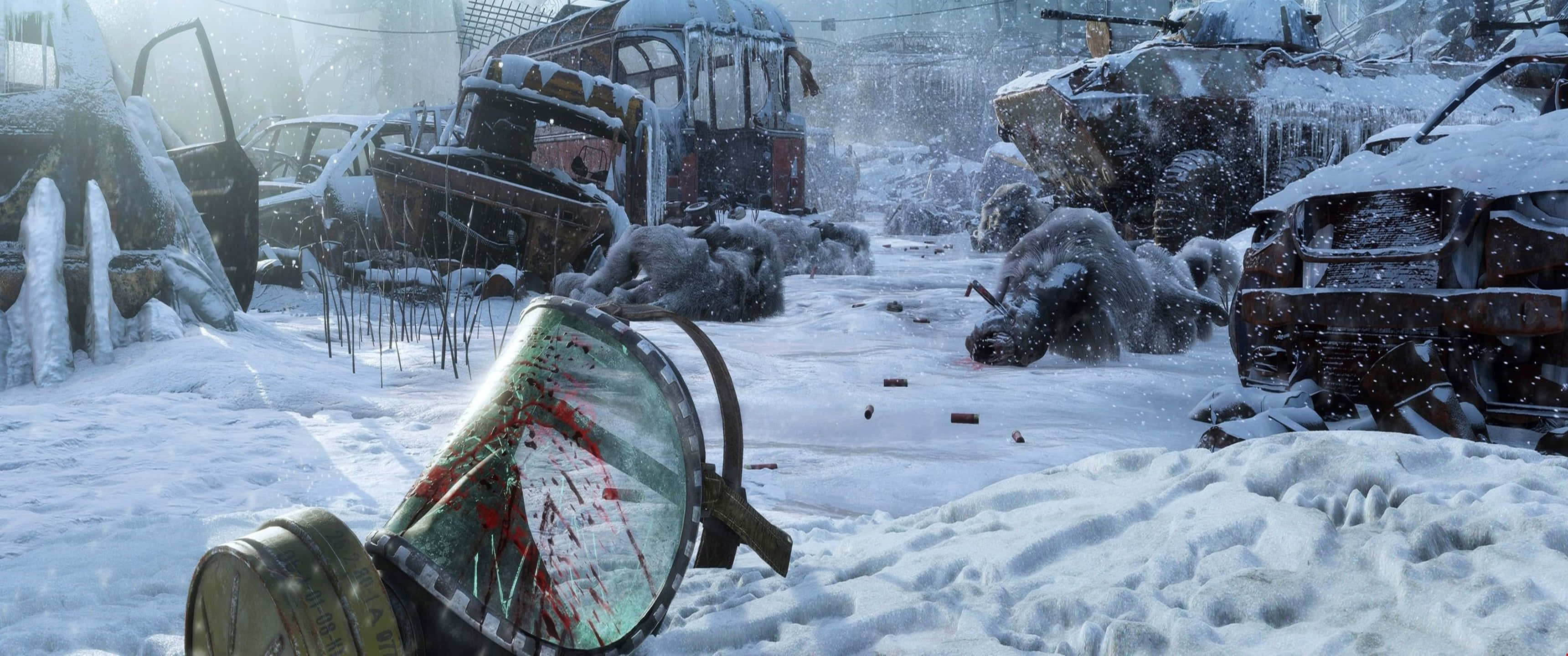 防毒面具 數位影像 3440x1440p 地鐵：逃離 背景 壁紙 — 白雪覆蓋荒涼的戰場，有被摧毀的坦克和汽車，前景中有一頂沾滿血跡的頭盔。