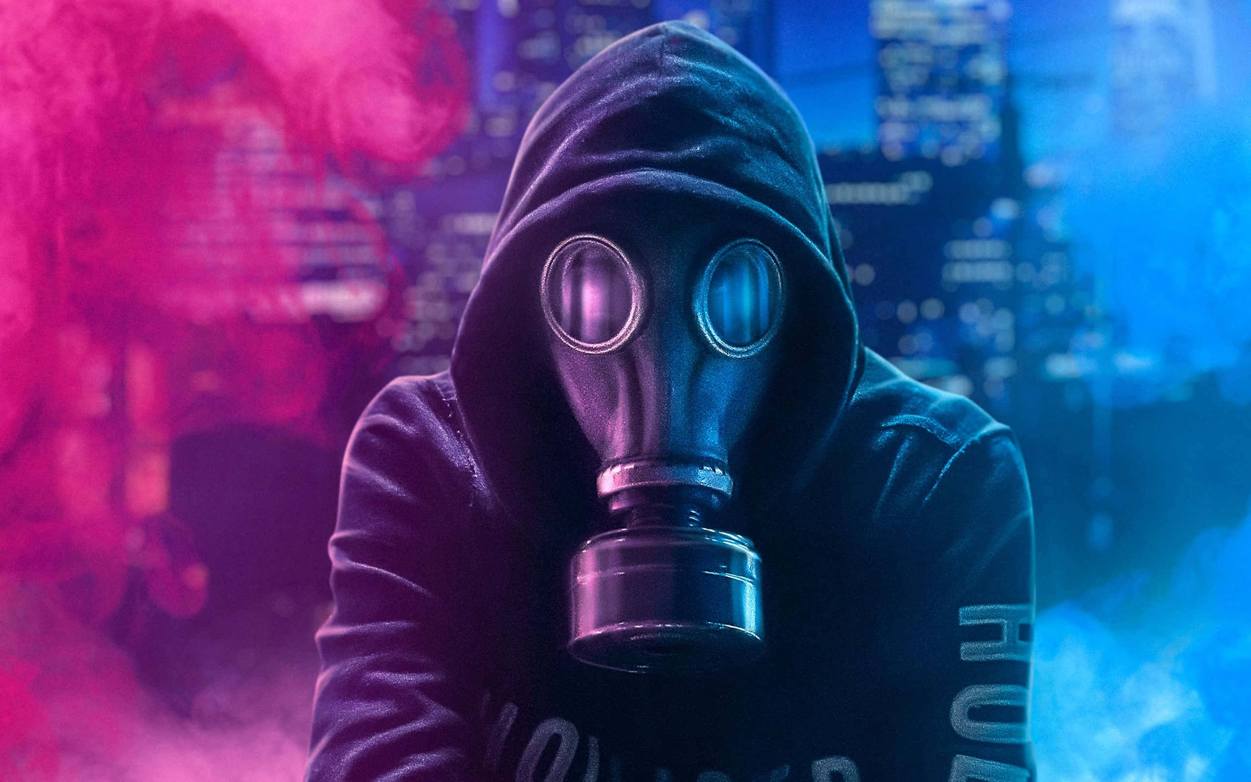 防毒面具男子圖片 壁紙 — 一個戴著防毒面具和連帽衫的人物站在霓虹燈閃爍的城市景觀前，粉紅色和藍色的煙霧在周圍旋轉。