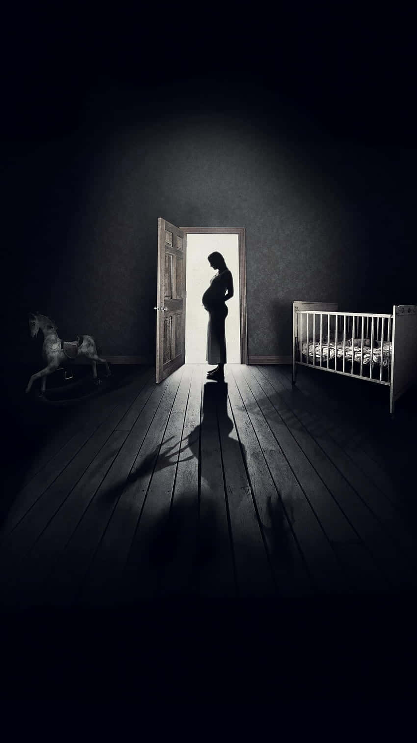 孕婦剪影在昏暗的育嬰室中，有搖馬和嬰兒床。