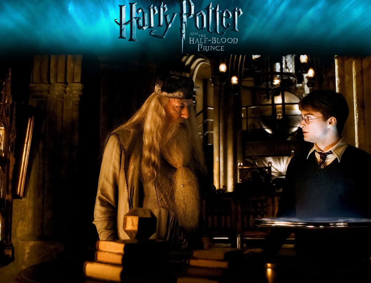 The Half-blood Prince 桌布 壁紙 — 阿不思·鄧不利多和哈利·波特在一個燈光昏暗、充滿書籍的巫師辦公室裡，在發光的藍色標題橫幅下對峙。