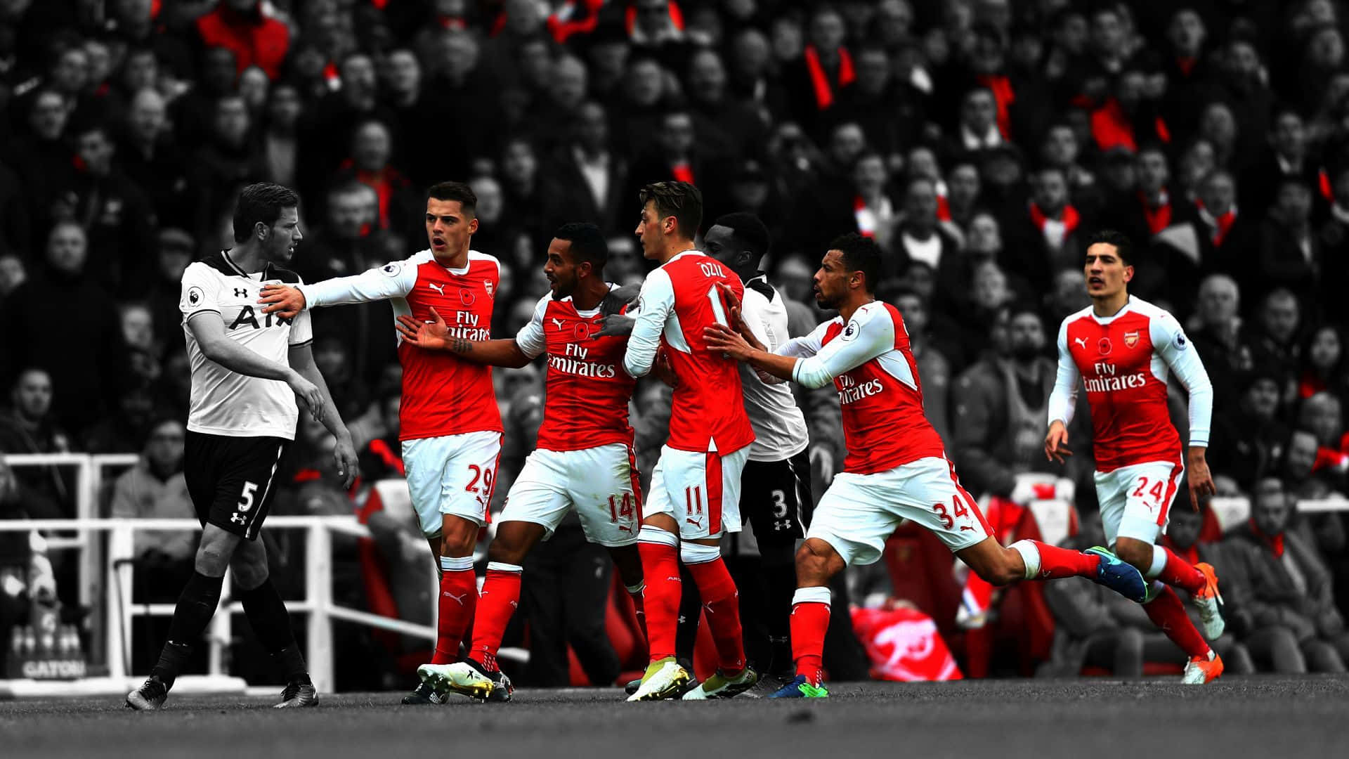 Arsenal 桌布 壁紙 — 阿仙奴球員身穿紅色球衣，在黑白球場上與隊友慶祝入球。