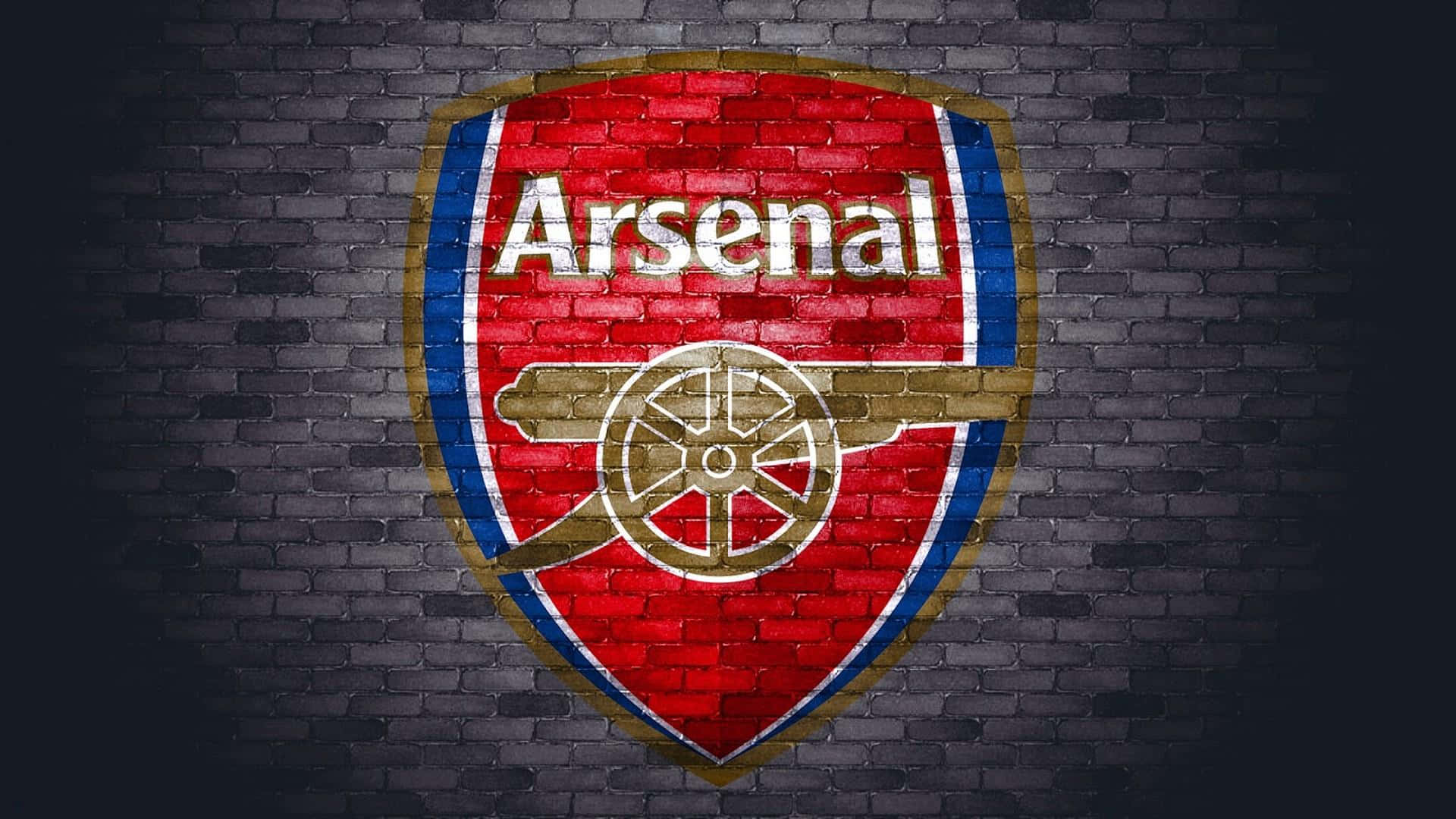 Arsenal 桌布 壁紙 — 阿仙奴足球會徽章以紅、藍、金色繪於帶有紋理照明的深色磚牆上。