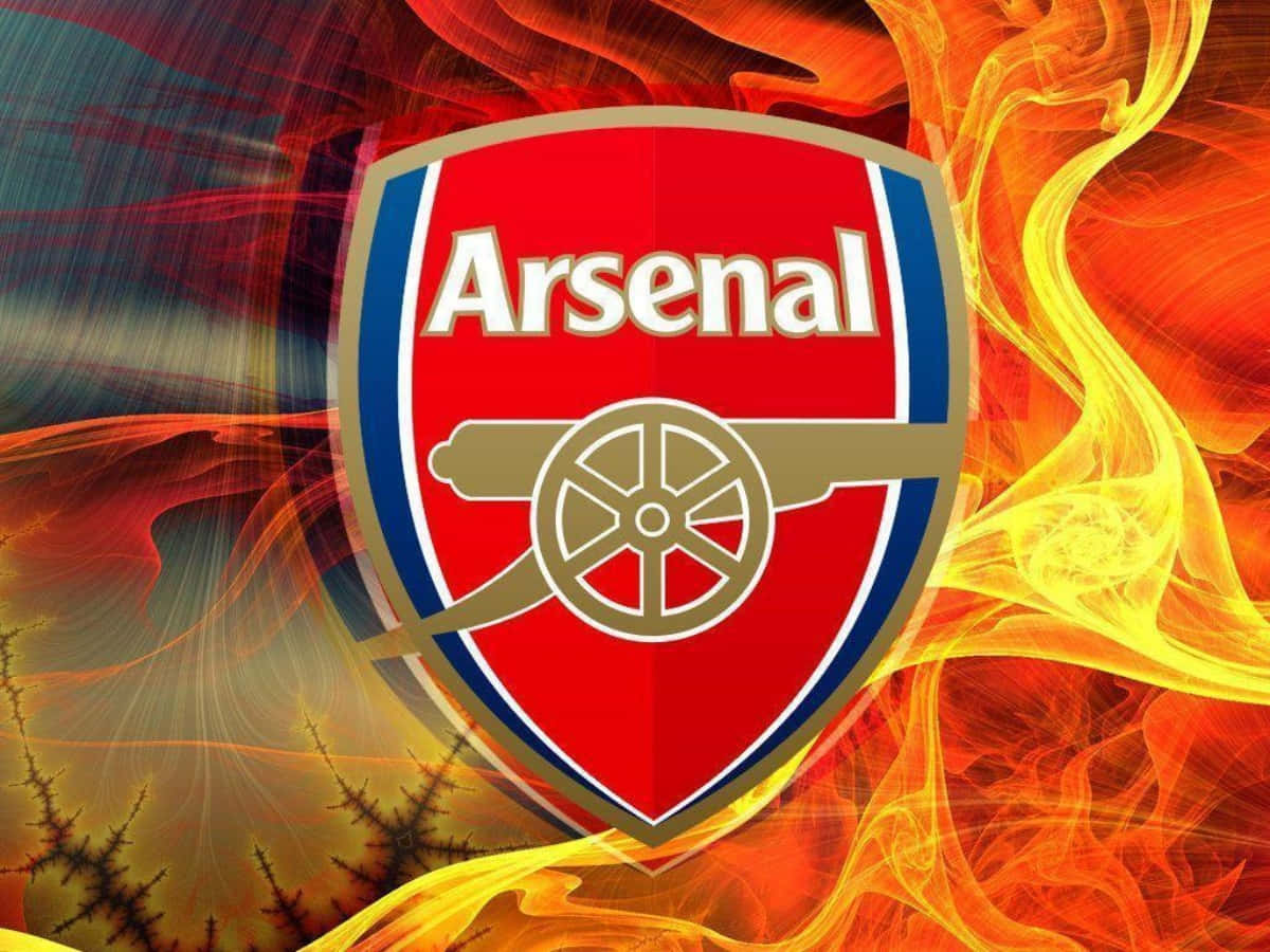 Arsenal 桌布 壁紙 — 阿仙奴足球會徽章置於帶有旋轉橙色、黃色和紅色火焰的熾熱抽象背景中央。