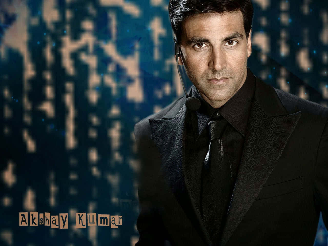Akshay Kumar 桌布 壁紙 — 阿克謝·庫馬爾身穿黑色西裝，戴著耳機，在數位雨背景前凝視。