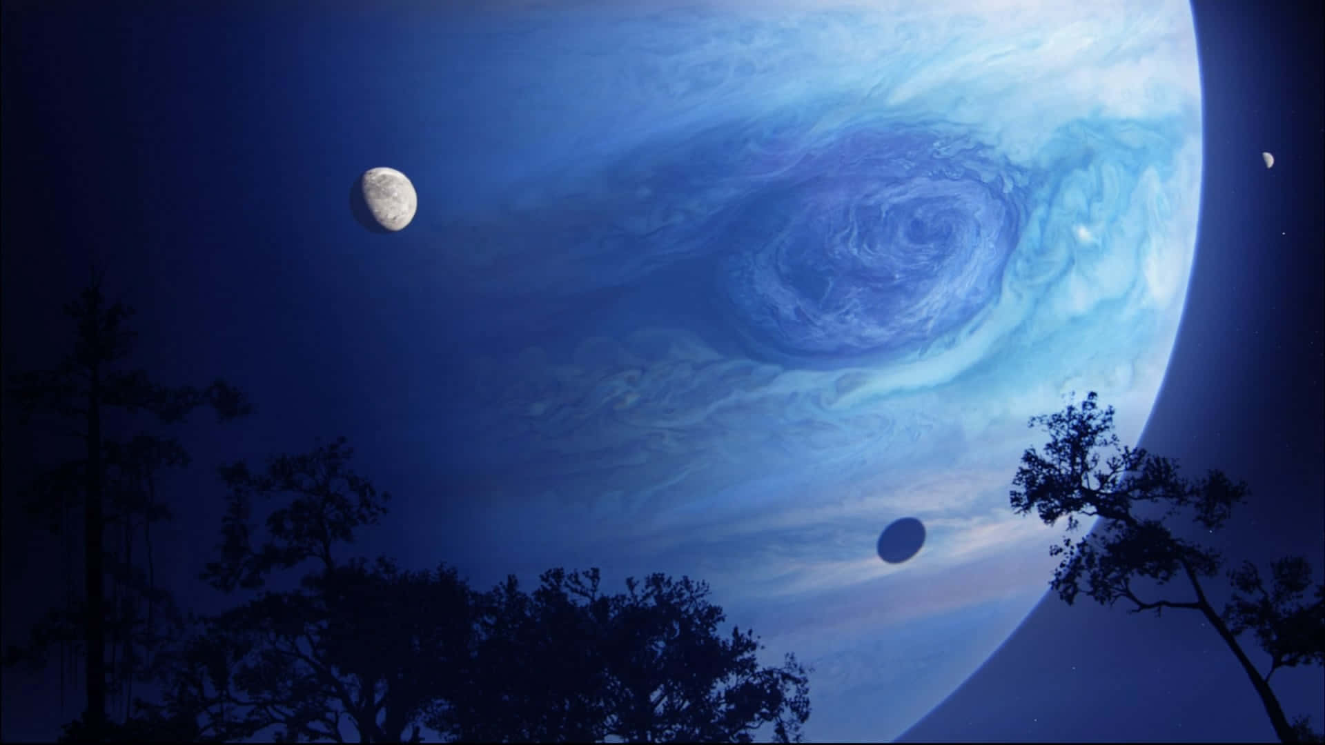 剪影樹木襯托著一個藍色星球和夜空中的兩顆衛星。