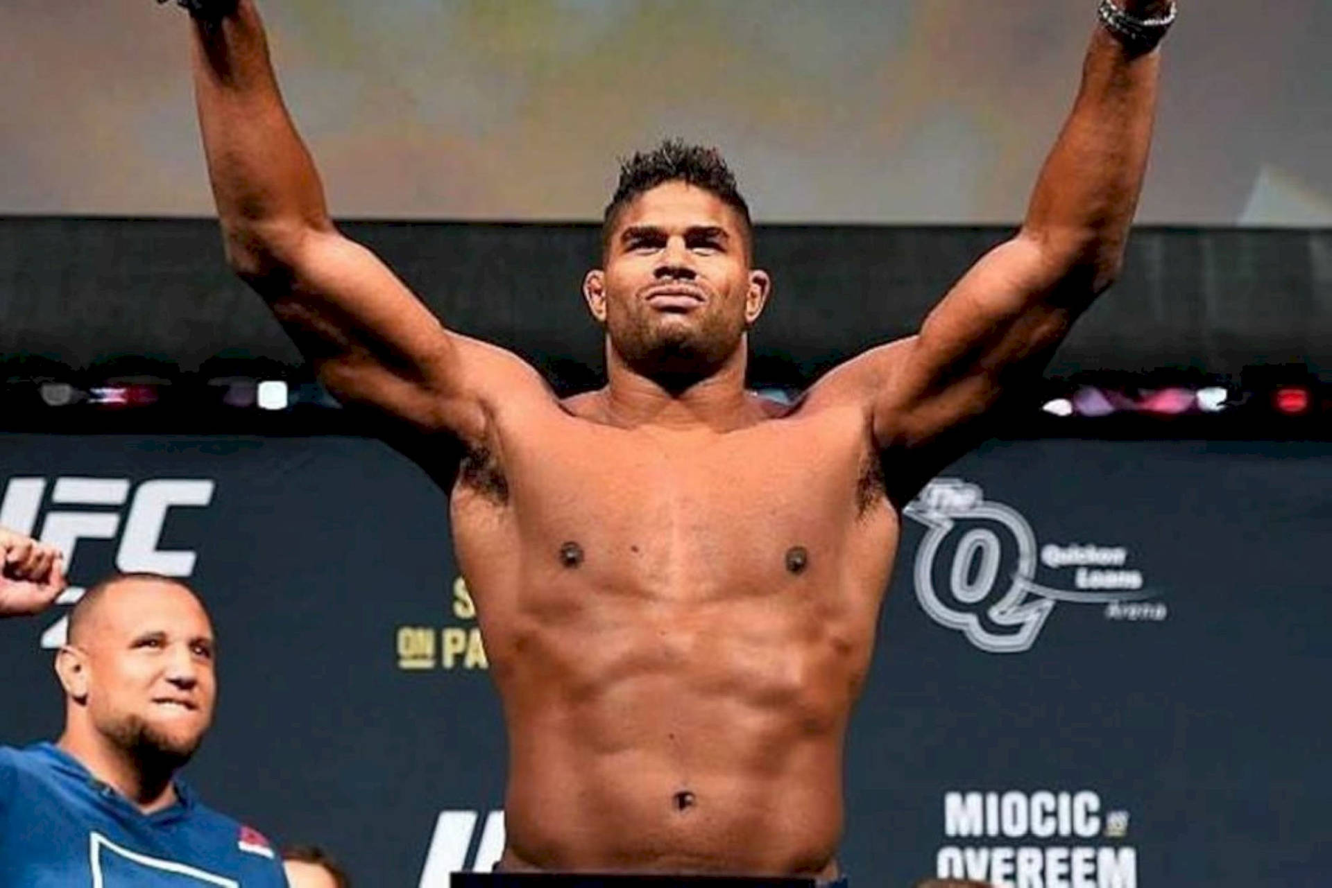 UFC拳手在稱重時高舉雙臂慶祝勝利。