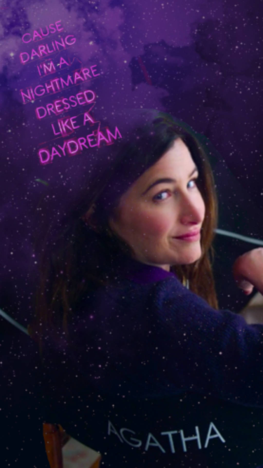 女性在帶有星星和文字「Cause darling I'm a nightmare dressed like a daydream」和「AGATHA」的宇宙紫色背景上