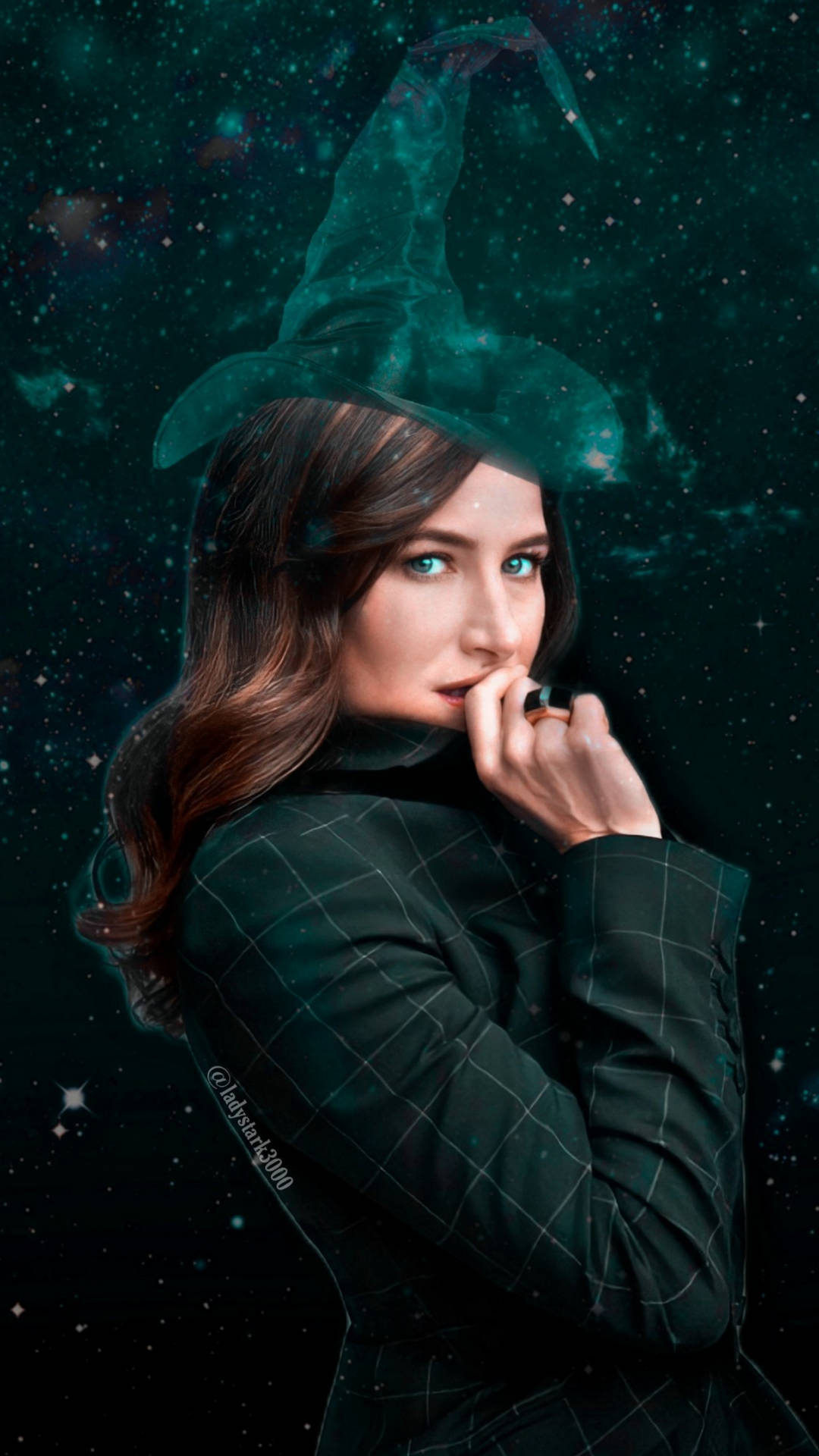 一位穿著格子外套和高帽子的女巫站在星光燦爛的宇宙背景下。