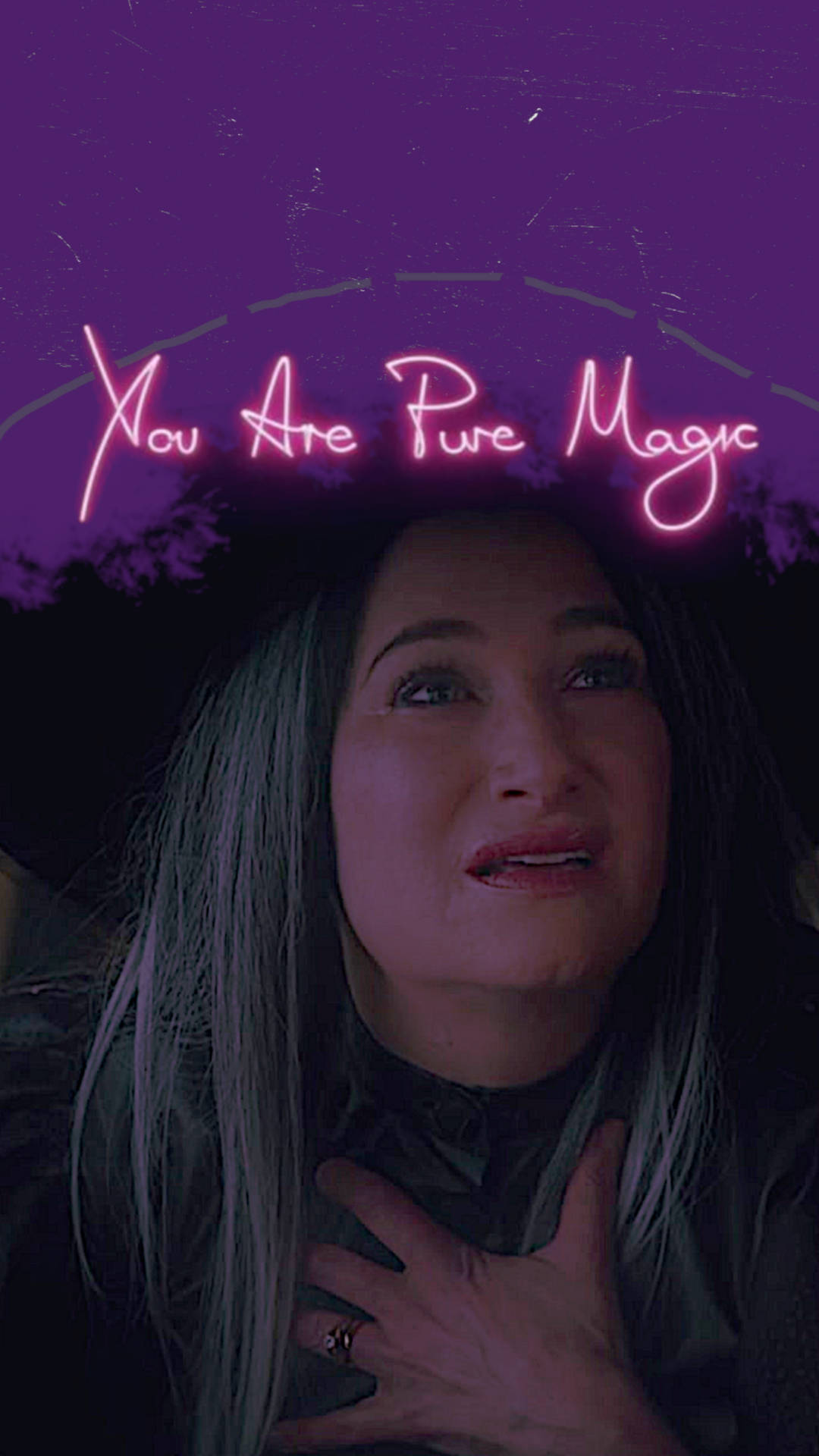 銀髮女性在一個寫著「You Are Pure Magic」的發光霓虹燈牌下驚奇地向上看。