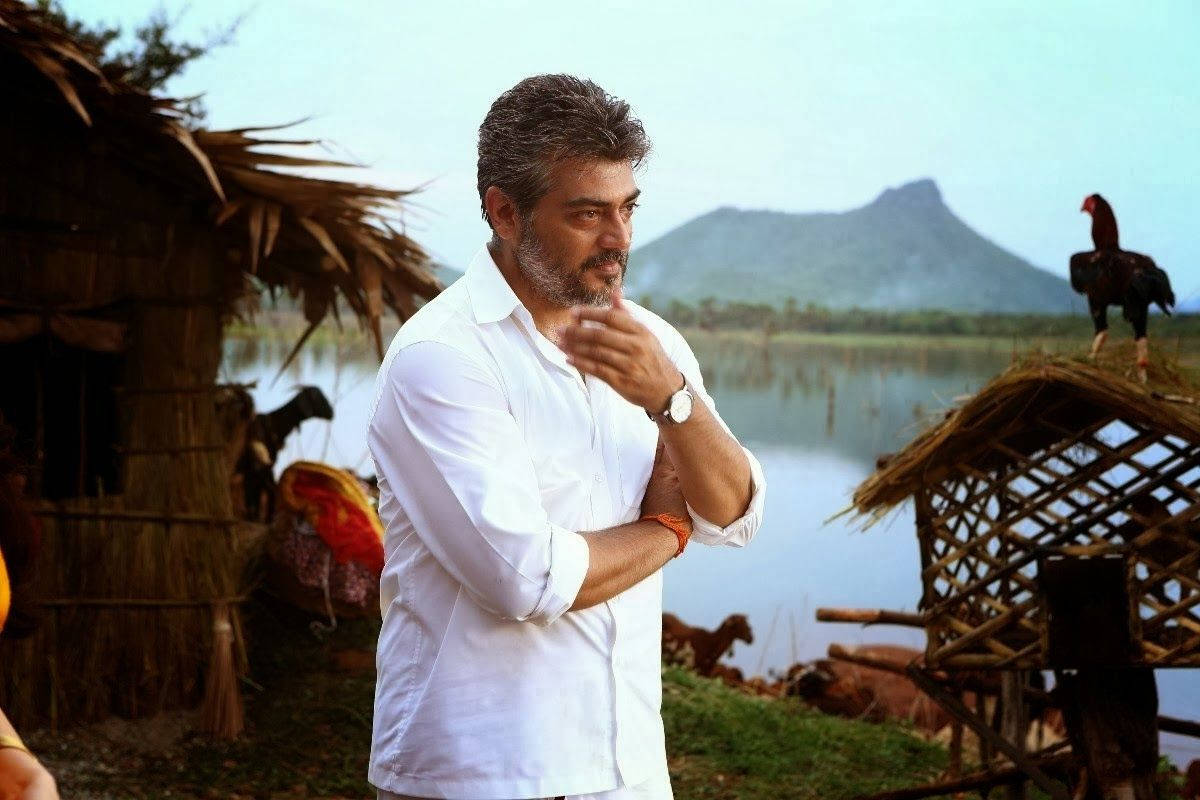 白衫男人站在湖邊，有公雞和山巒