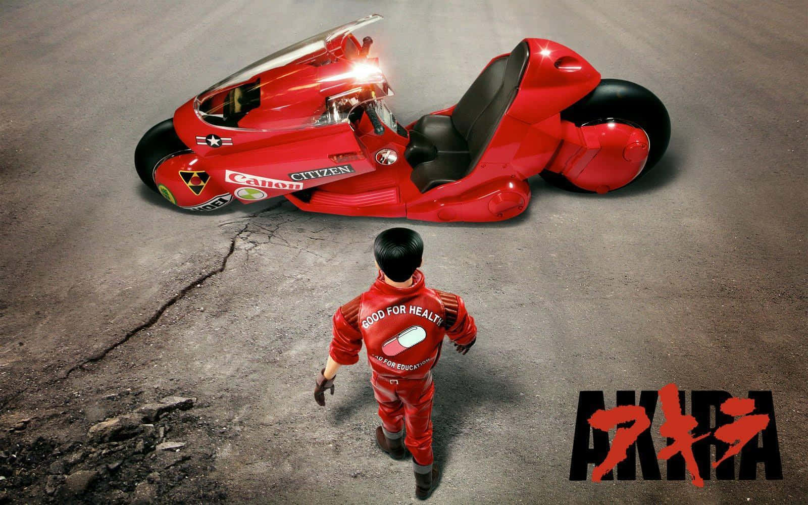 《阿基拉》3D巖田健二與紅車圖 壁紙 — 一個身穿紅色連身衣的男孩在昏暗燈光下，朝著裂開的瀝青路上的一輛未來感紅色電單車走去。