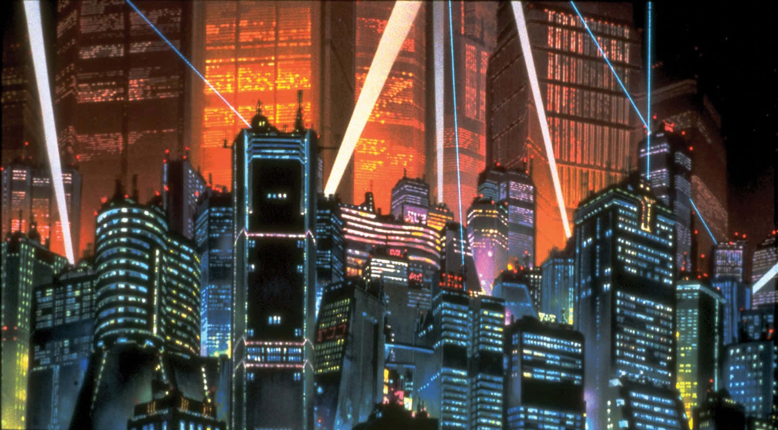 阿基拉背景閃電探照燈 壁紙 — 一個充滿霓虹燈的 cyberpunk 城市夜景，高聳的摩天大樓在激光束下發出橙色和藍色的光芒。