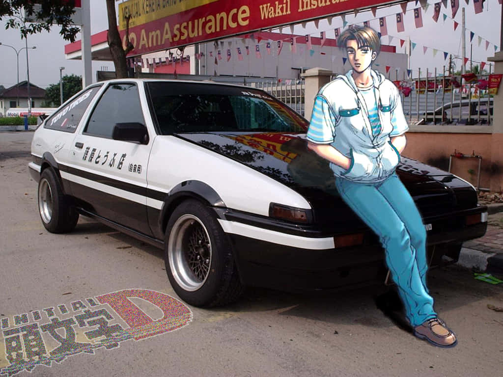 動漫青少年靠在一輛黑白AE86車上，人行道上有Initial D塗鴉。