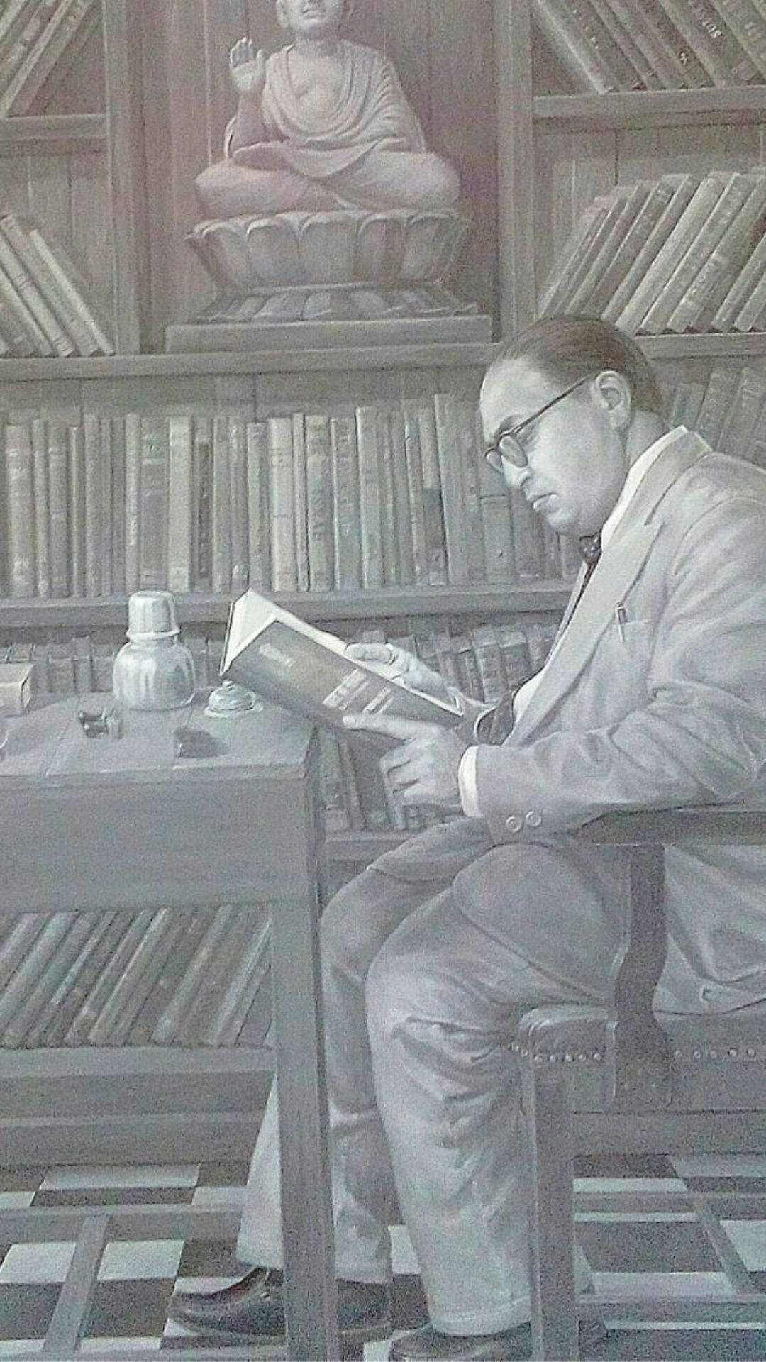阿姆-bed卡爾 4K 素描 壁紙 — 一名戴眼鏡的男子在寧靜的圖書館書桌前閱讀一本書，身後有書架和一尊佛像。