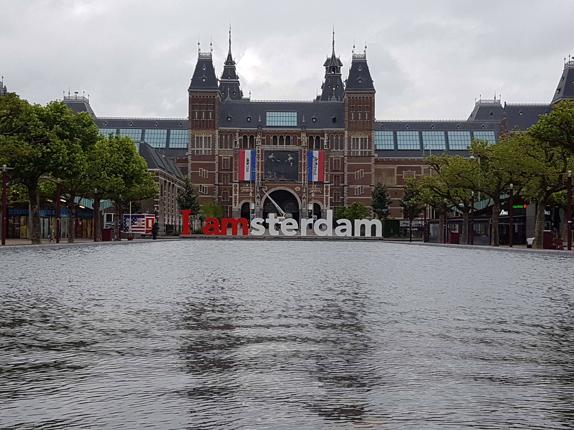 阿姆斯特丹博物館建築，配有水景和 I amsterdam 標誌