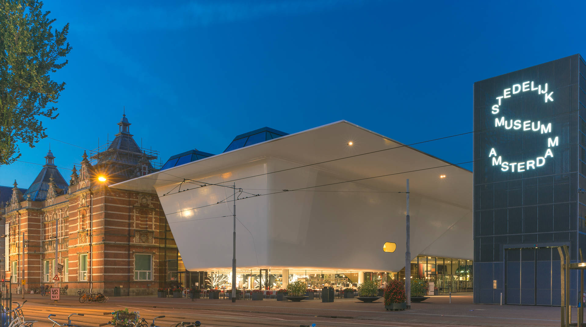 夜晚的阿姆斯特丹市立博物館，現代和歷史建築被照亮。