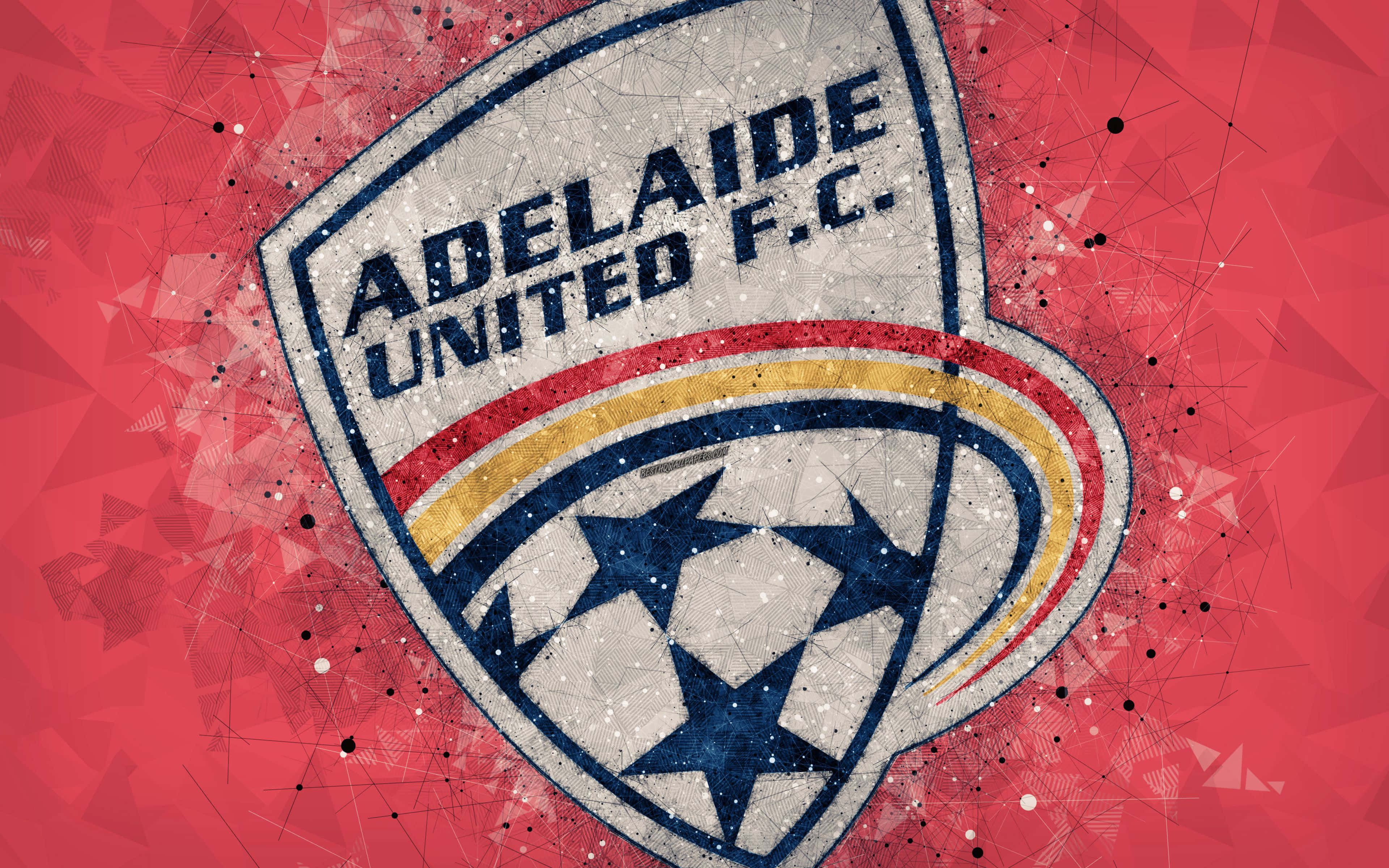 Adelaide United 桌布 壁紙 — 阿德萊德聯足球會會徽，帶有藍色星星和紅黃條紋，背景為紋理紅色幾何圖案。