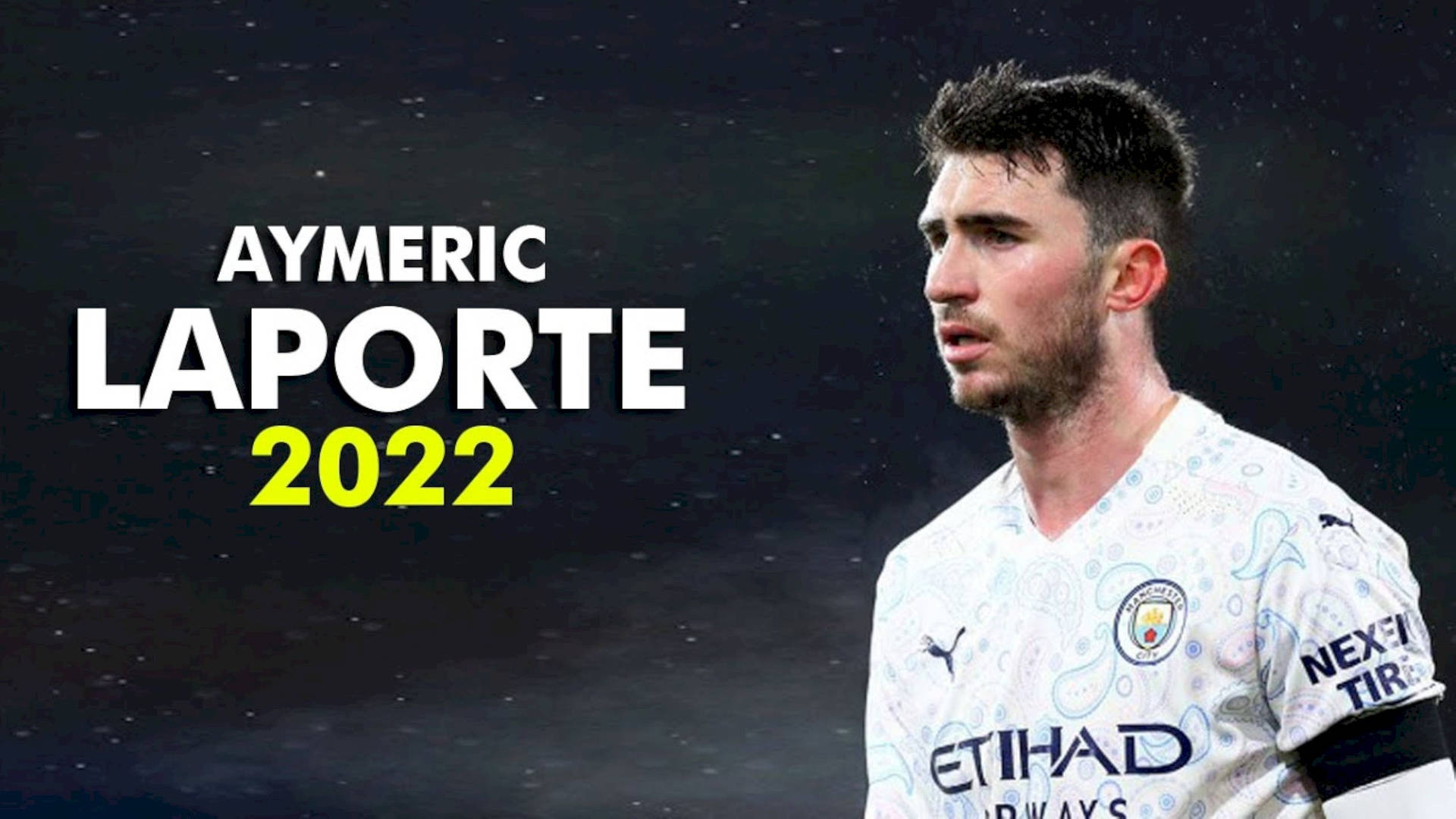 阿德里安·拉波爾特 2022 壁紙 — 足球員 Aymeric Laporte 身穿曼城2022年球衣，站在星空夜空下，並有粗體文字覆蓋。