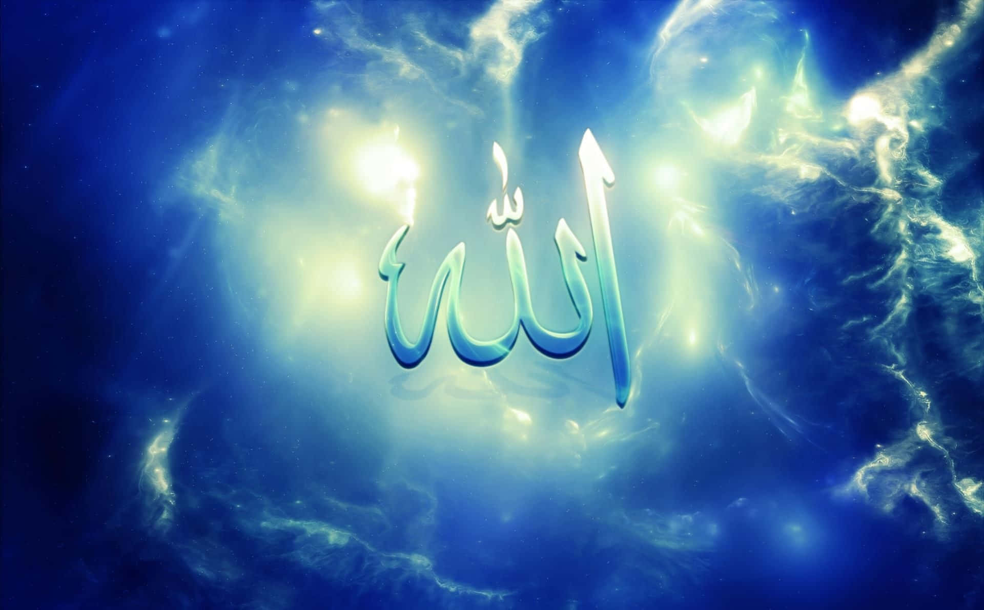 Allah 桌布 壁紙 — 「阿拉」一詞以優雅的阿拉伯書法在深藍色和燦爛黃光的宇宙星雲中閃耀。
