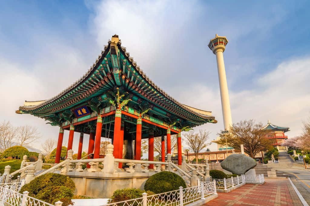 晴朗日子公園裡的傳統韓國亭閣和塔樓。