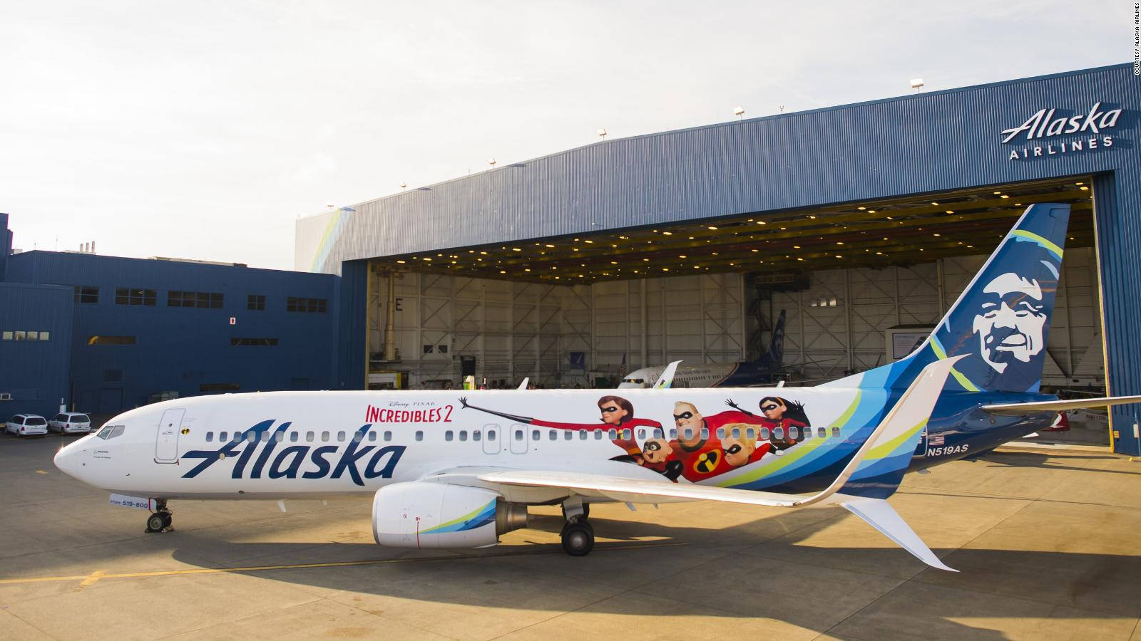 阿拉斯加航空飛機帶有超人特工隊2角色，停泊在機場機庫。