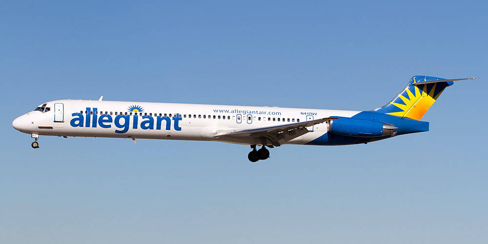 Allegiant Air 飛機放下起落架在清澈藍天中飛行