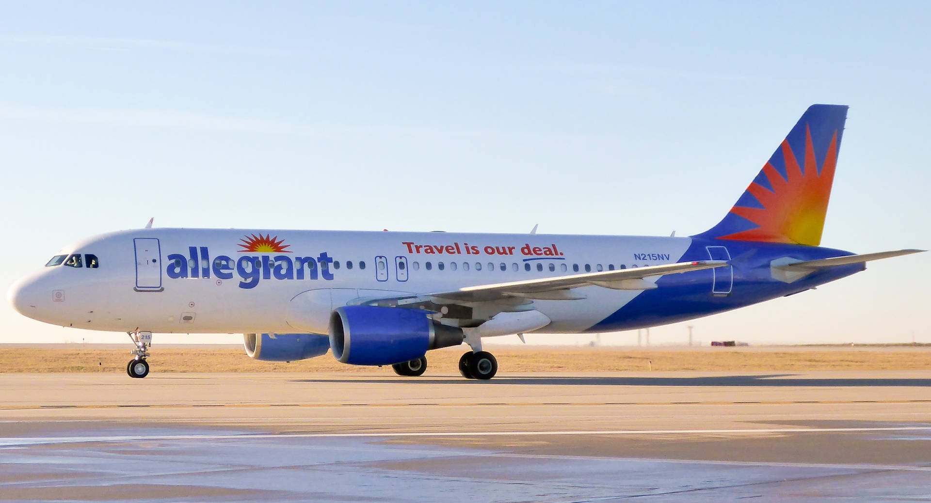 Allegiant Airlines 飛機在跑道上，帶有旭日形尾翼設計