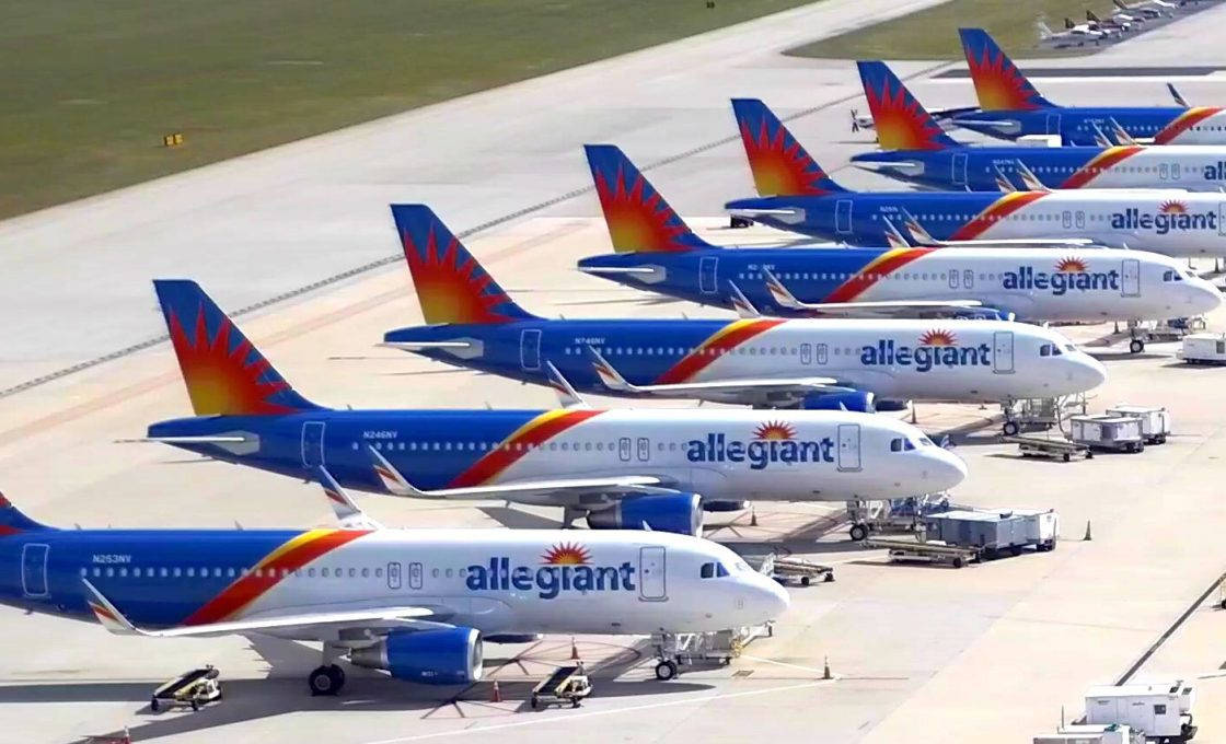 Allegiant Airlines 的飛機一排排停在陽光明媚的機場停機坪上。