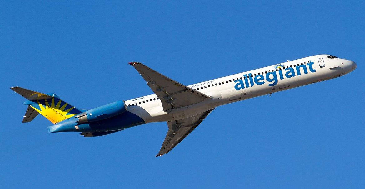 忠誠航空公司飛機在清澈藍天中飛行