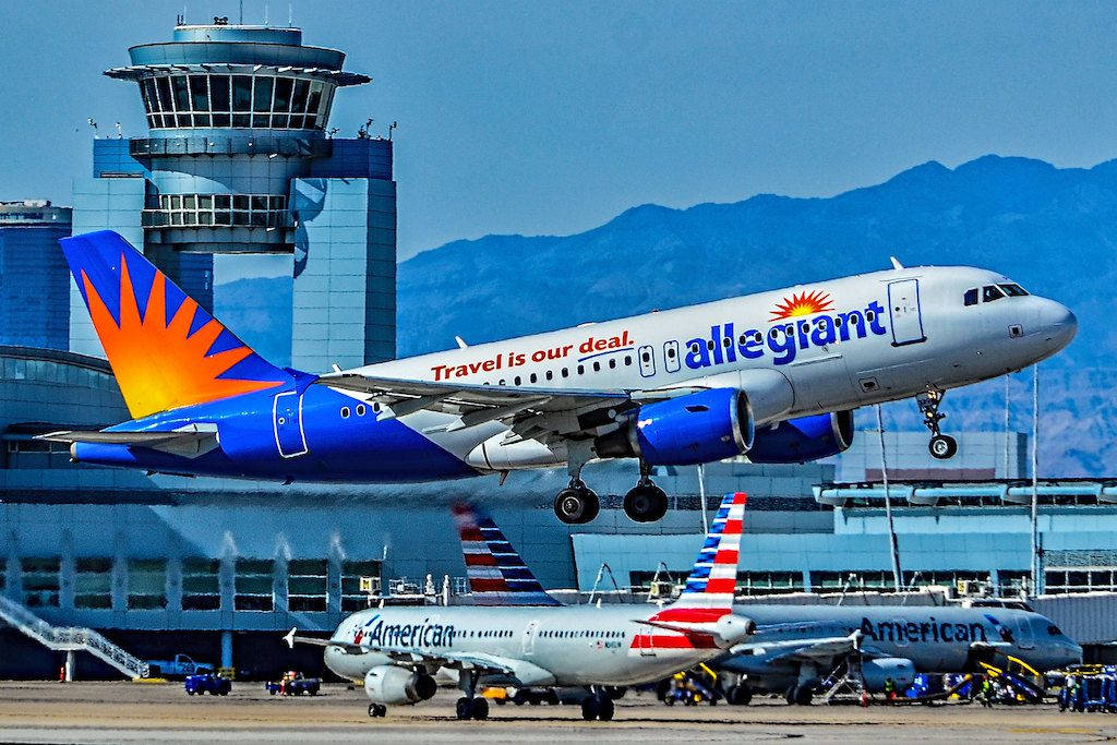 忠誠航空飛機以山脈為背景降落機場。