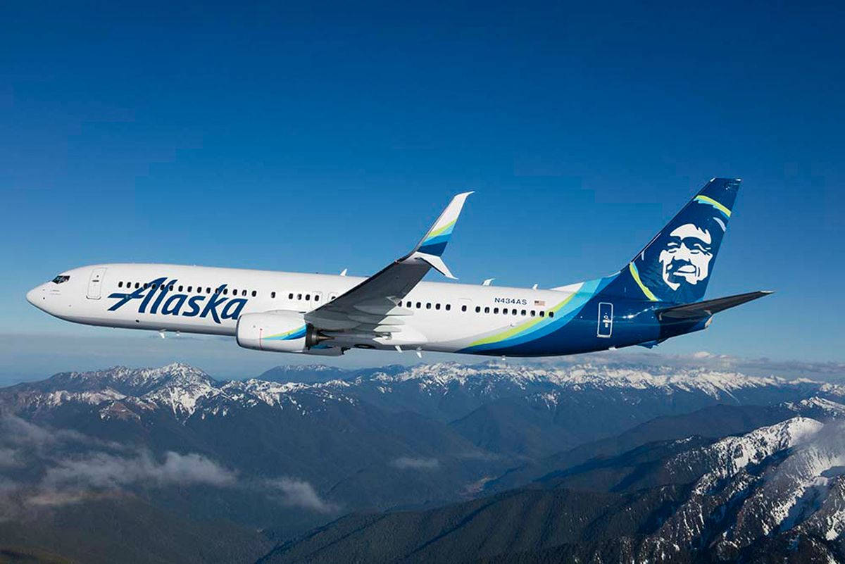 阿拉斯加航空飛機在晴朗的日子飛越雪山。