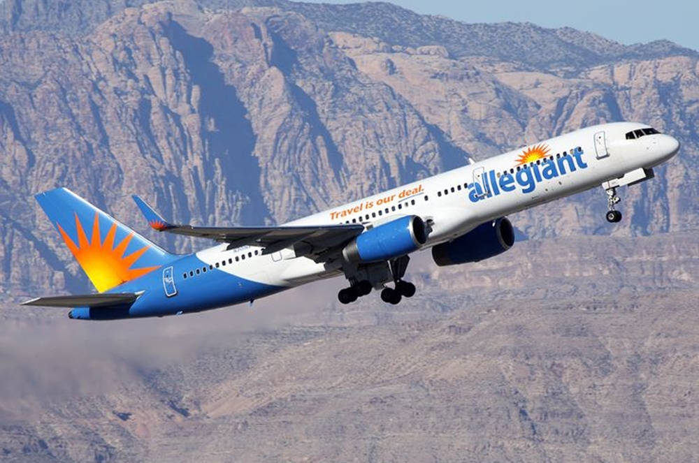 Allegiant 飛機在日落時分降落在沙漠山脈上空