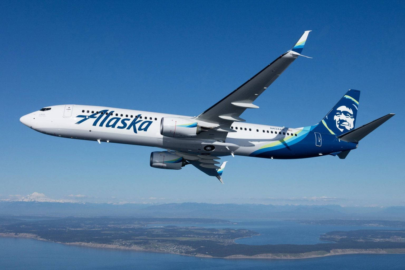 阿拉斯加航空飛機飛越海岸山脈和水域。