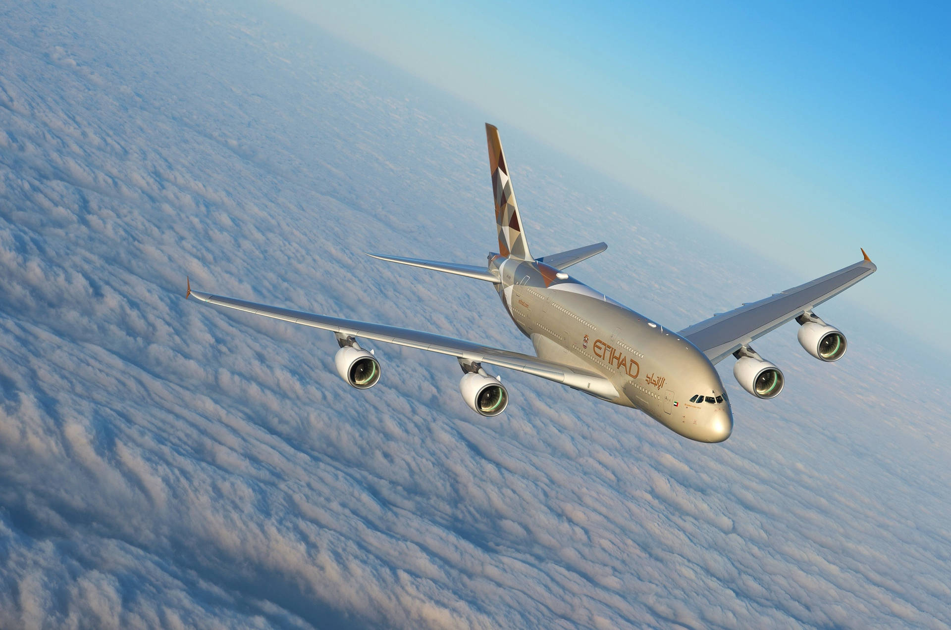 阿提哈德航空A380在高空雲層上方飛行