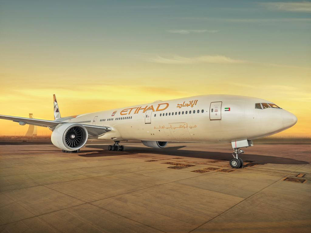 阿提哈德航空飛機在金色夕陽下的停機坪
