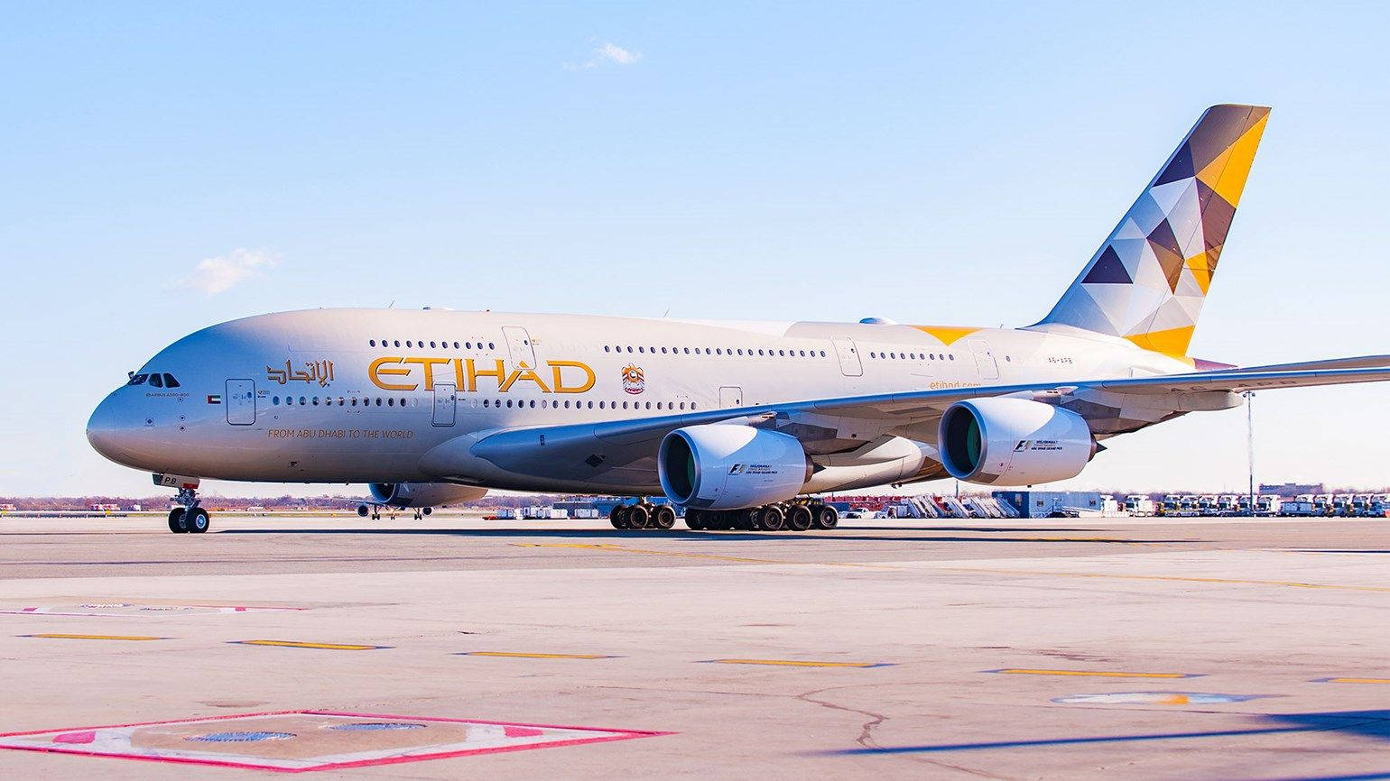 阿提哈德航空空中巴士A380在機場停機坪上，天空清澈湛藍