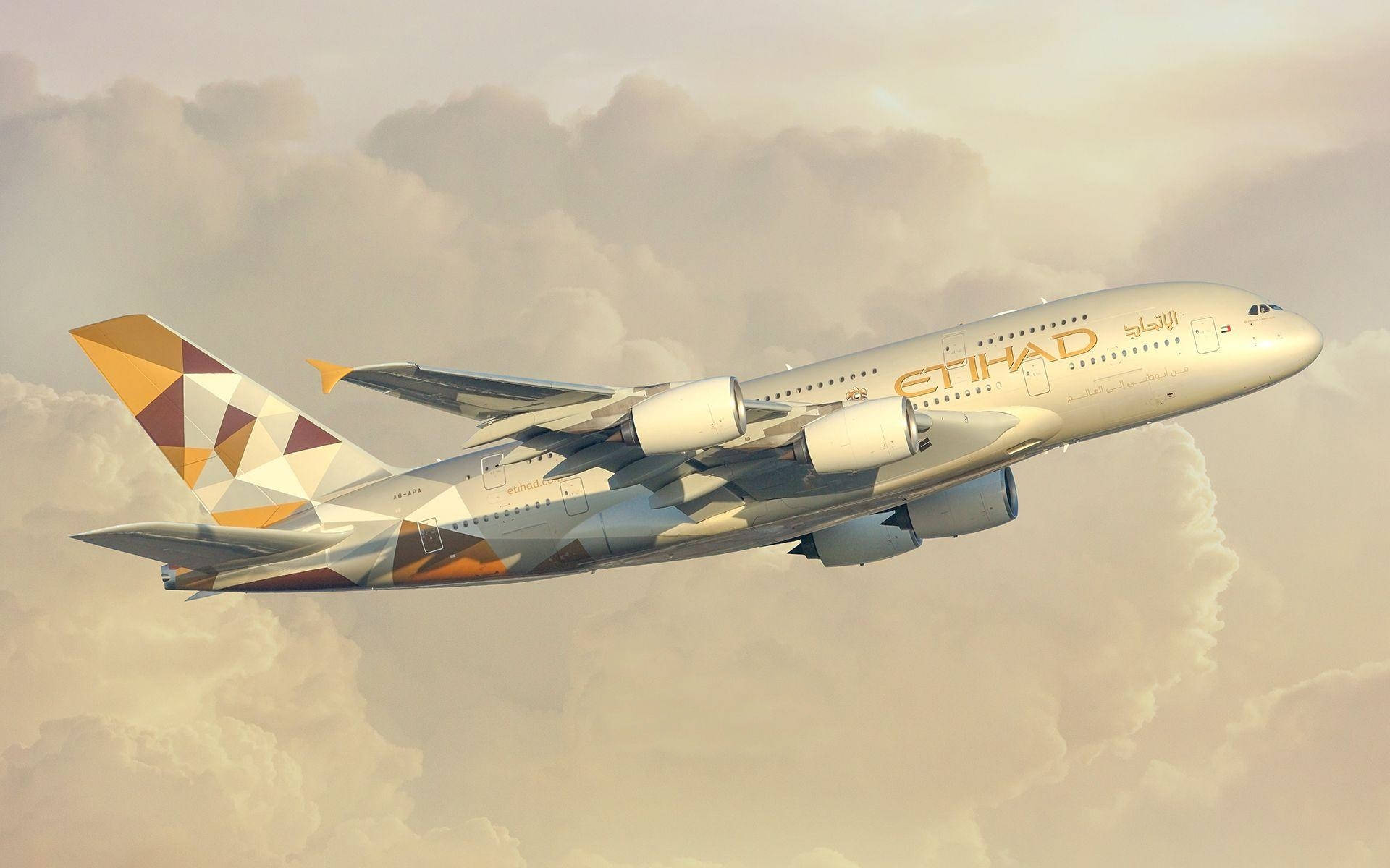 阿提哈德航空A380在日落時飛越金色雲層。