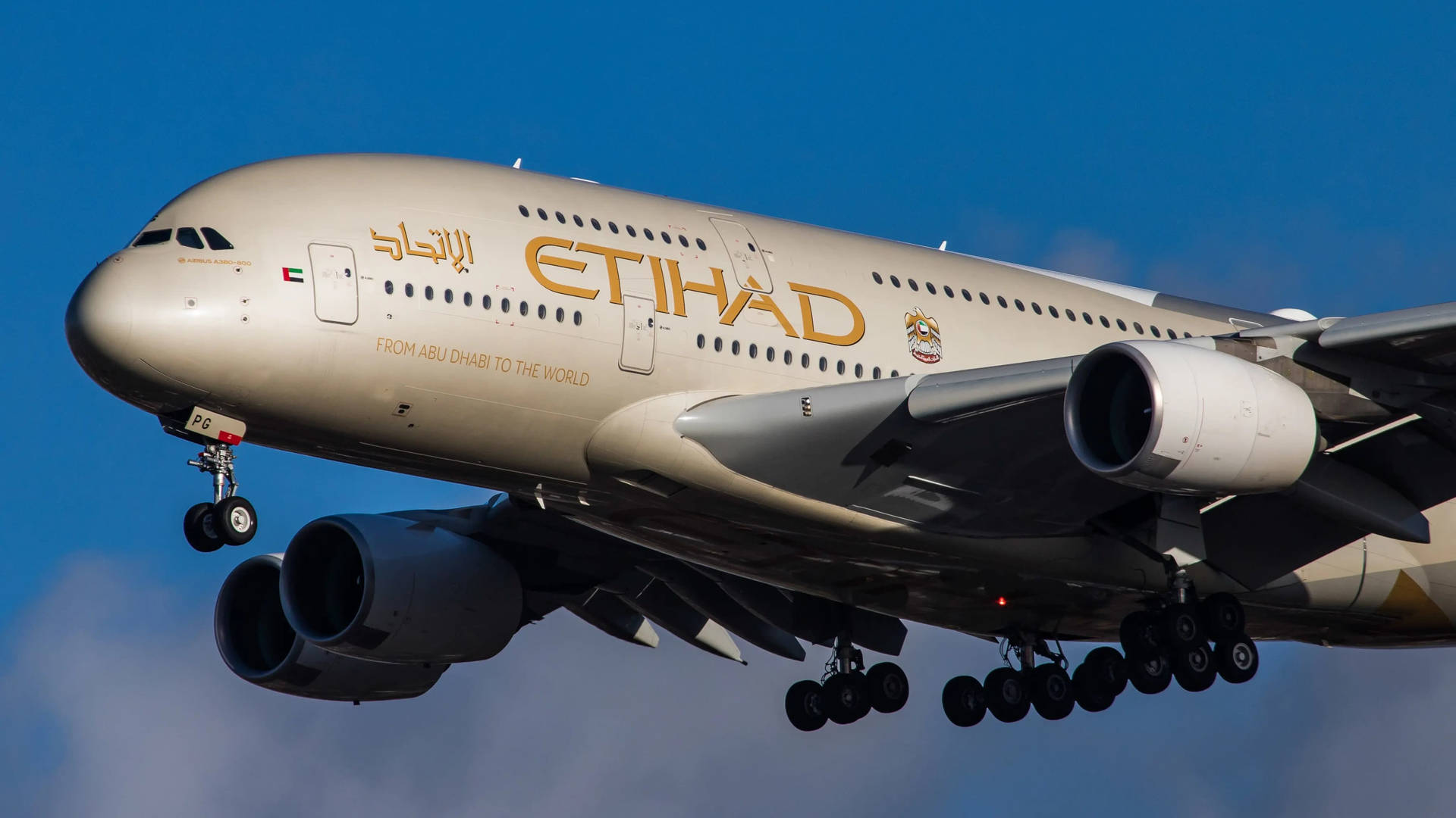 阿提哈德航空空中巴士A380飛機放下起落架在藍天下著陸。