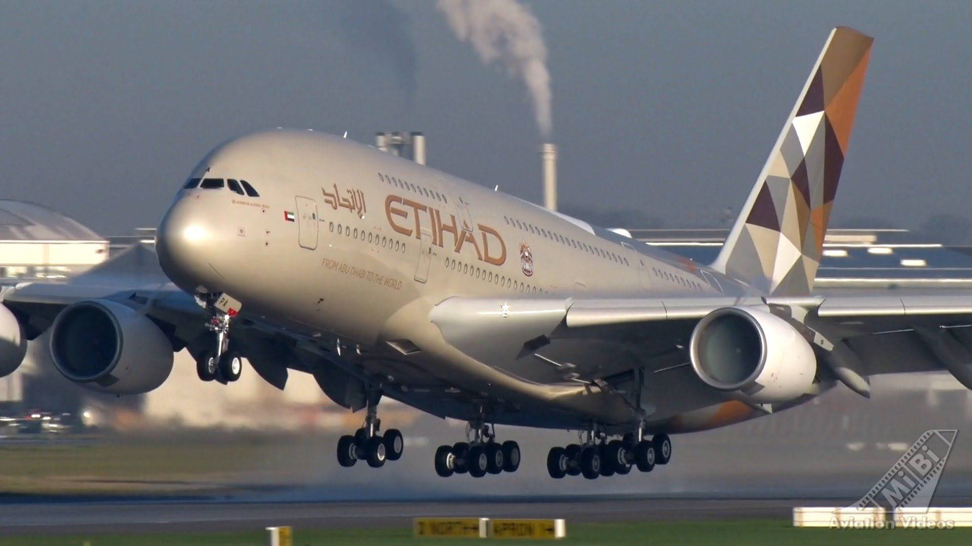 阿提哈德航空空中巴士A380飛機從跑道起飛，背景有工業煙霧。