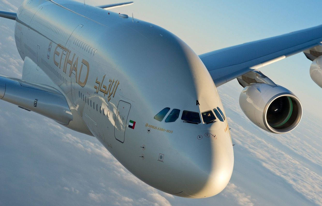 阿提哈德航空空中巴士A380喺藍天白雲上飛行