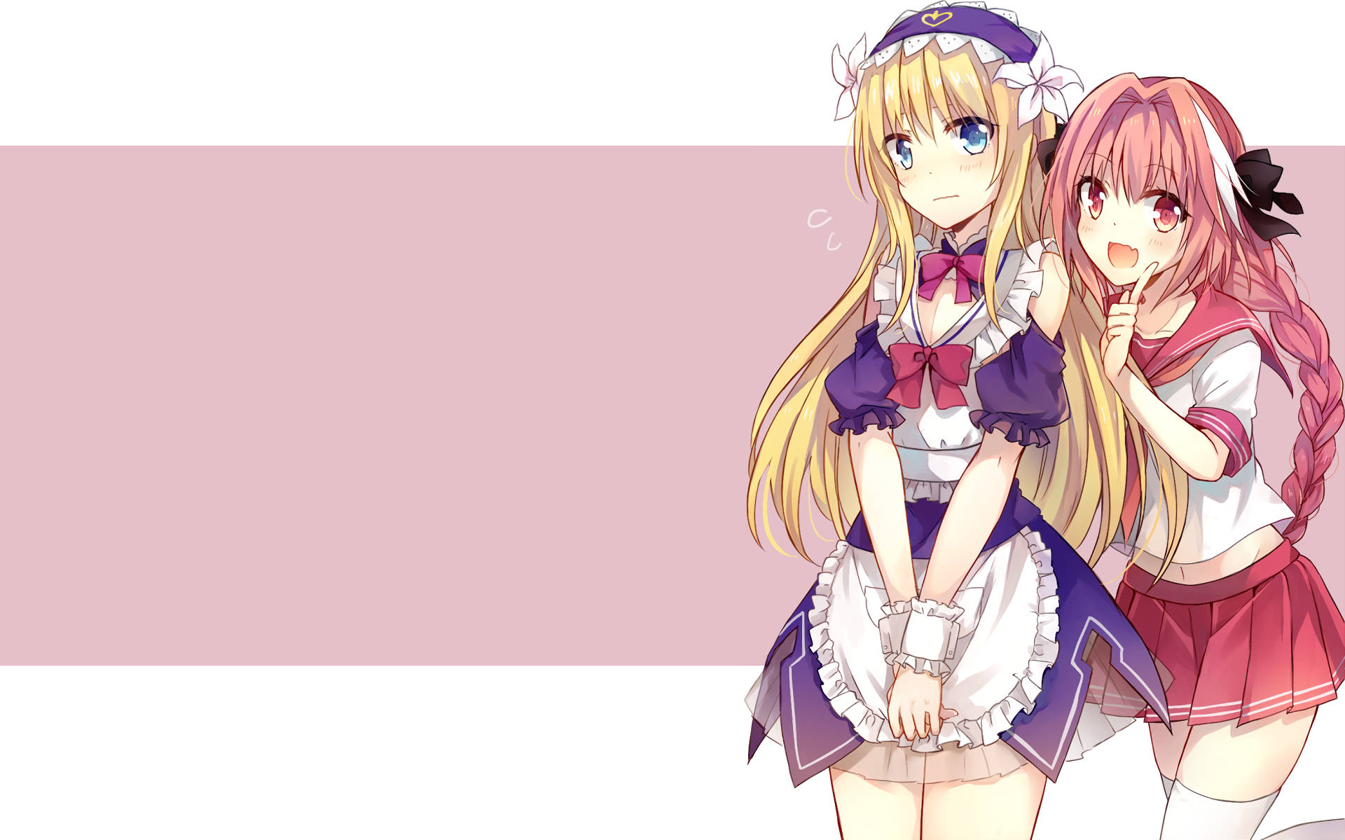 兩個動漫女孩穿著女僕和校服，微笑著一起擺姿勢。